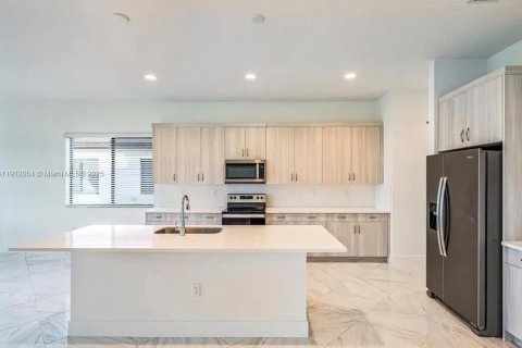 House in Ave Maria, Florida 5 bedrooms, 327.2 sq.m. № 2054354 - photo 3