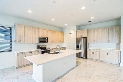 House in Ave Maria, Florida 5 bedrooms, 327.2 sq.m. № 2054354 - photo 2