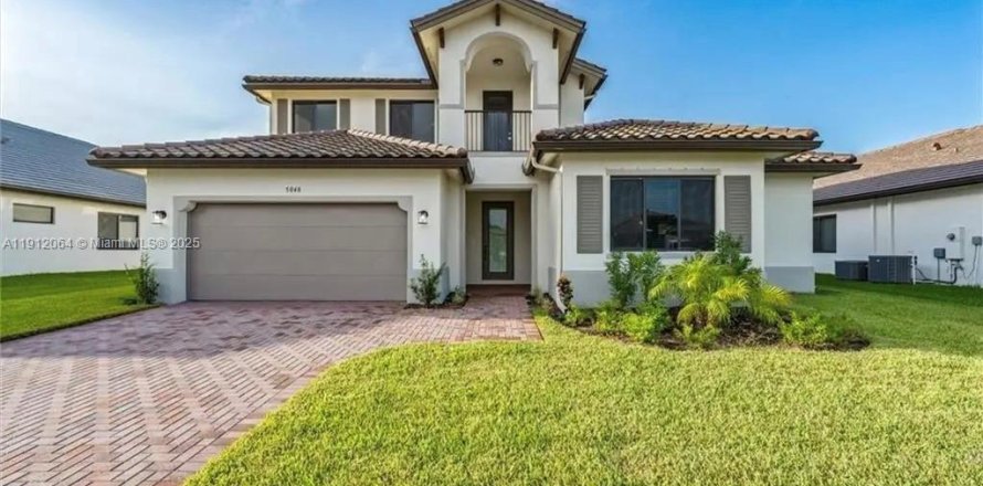 House in Ave Maria, Florida 5 bedrooms, 327.2 sq.m. № 2054354