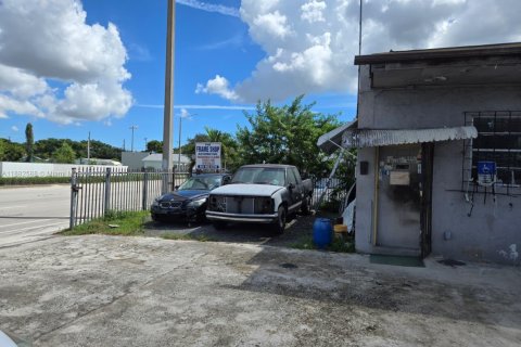 Commercial property in West Park, Florida № 1932242 - photo 10
