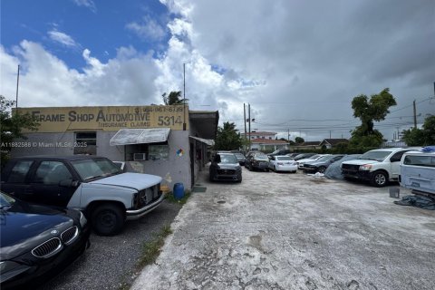 Commercial property in West Park, Florida № 1932242 - photo 13