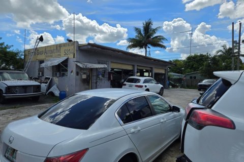 Commercial property in West Park, Florida № 1932242 - photo 2