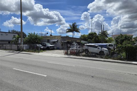 Commercial property in West Park, Florida № 1932242 - photo 1