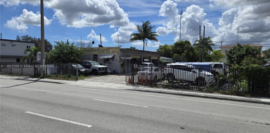 Commercial property in West Park, Florida № 1932242