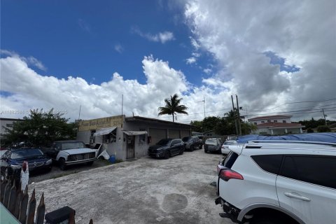 Commercial property in West Park, Florida № 1932242 - photo 17