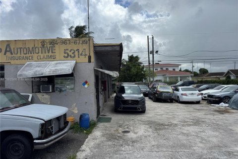 Commercial property in West Park, Florida № 1932242 - photo 14