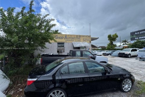 Commercial property in West Park, Florida № 1932242 - photo 12