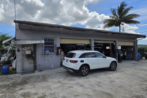 Commercial property in West Park, Florida № 1932242 - photo 3