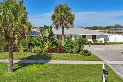 House in Palm Bay, Florida 3 bedrooms, 179.3 sq.m. № 1902050 - photo 1