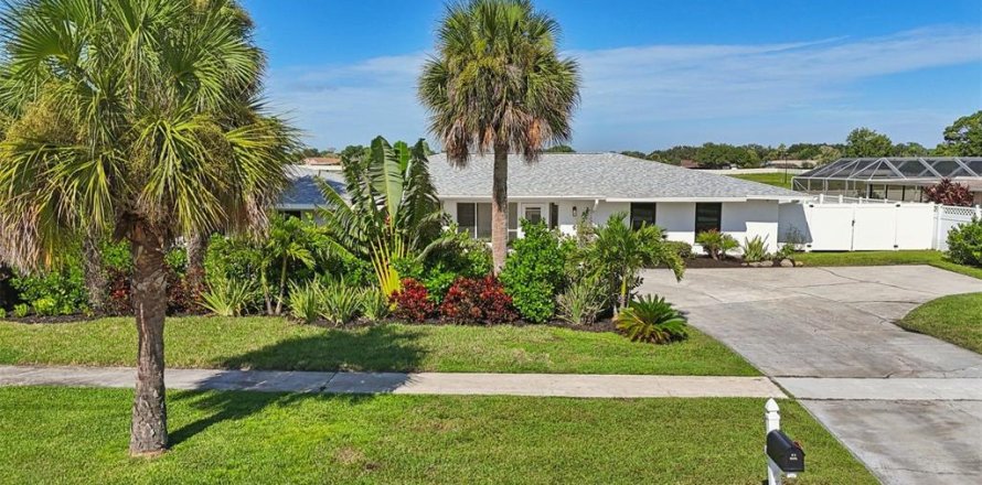House in Palm Bay, Florida 3 bedrooms, 179.3 sq.m. № 1902050