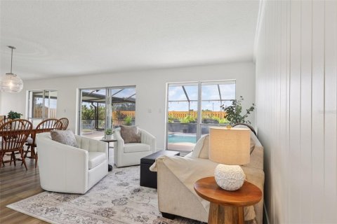 House in Palm Bay, Florida 3 bedrooms, 179.3 sq.m. № 1902050 - photo 13