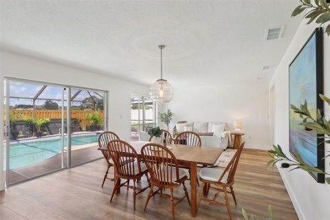 House in Palm Bay, Florida 3 bedrooms, 179.3 sq.m. № 1902050 - photo 18