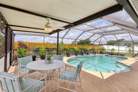 House in Palm Bay, Florida 3 bedrooms, 179.3 sq.m. № 1902050 - photo 2