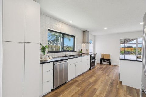 House in Palm Bay, Florida 3 bedrooms, 179.3 sq.m. № 1902050 - photo 25