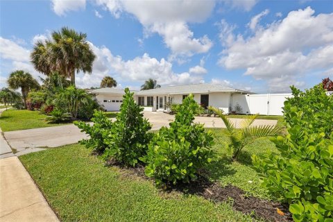 House in Palm Bay, Florida 3 bedrooms, 179.3 sq.m. № 1902050 - photo 3