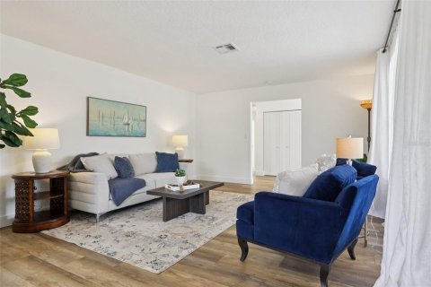House in Palm Bay, Florida 3 bedrooms, 179.3 sq.m. № 1902050 - photo 10