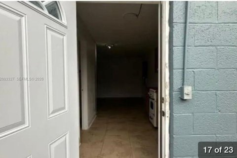 Снять в аренду коммерческую недвижимость в Дания-Бич, Флорида 1 спальня, № 2066784 - фото 4