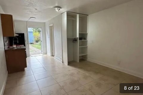 Снять в аренду коммерческую недвижимость в Дания-Бич, Флорида 1 спальня, № 2066784 - фото 3