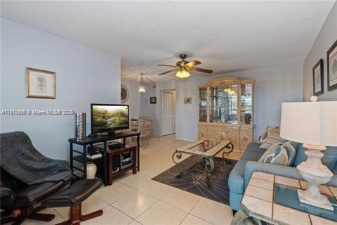 Condominio en alquiler en Hallandale Beach, Florida, 1 dormitorio, 60.39 m2 № 1890902 - foto 14