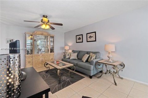 Condominio en alquiler en Hallandale Beach, Florida, 1 dormitorio, 60.39 m2 № 1890902 - foto 13