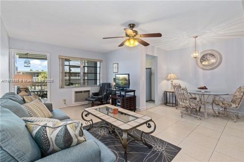 Condominio en alquiler en Hallandale Beach, Florida, 1 dormitorio, 60.39 m2 № 1890902 - foto 10
