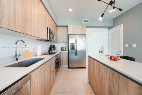 Condo in Miami, Florida, 1 bedroom  № 1753100 - photo 4