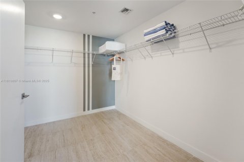 Condo in Miami, Florida, 1 bedroom  № 1753100 - photo 9