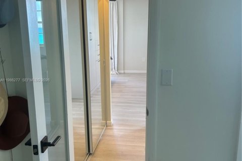 Condo in Miami Beach, Florida, 1 bedroom  № 2052483 - photo 17