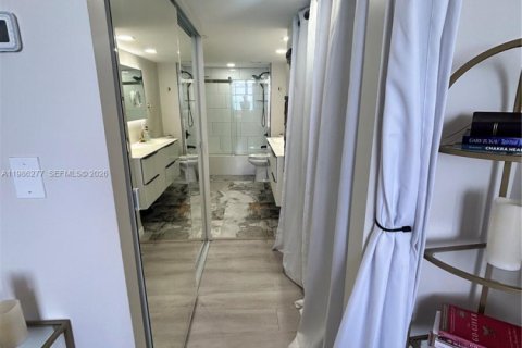Condo in Miami Beach, Florida, 1 bedroom  № 2052483 - photo 29