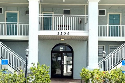 Condo in New Smyrna Beach, Florida, 1 bedroom  № 1905652 - photo 1