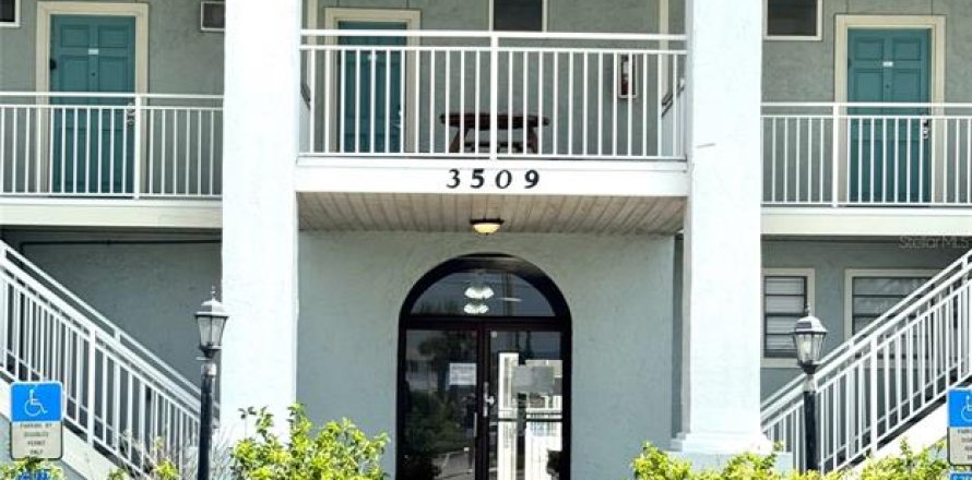 Condo in New Smyrna Beach, Florida, 1 bedroom № 1905652