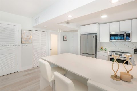 Condominio en alquiler en Miami Beach, Florida, 1 dormitorio, 89.19 m2 № 1945715 - foto 10