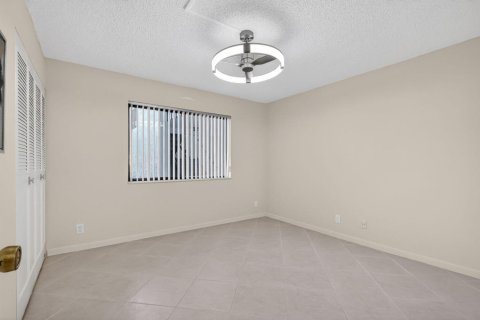 Condo in Lake Worth, Florida, 2 bedrooms  № 2251477 - photo 13