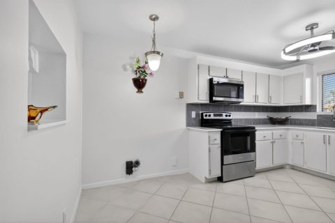 Condo in Lake Worth, Florida, 2 bedrooms  № 2251477 - photo 8