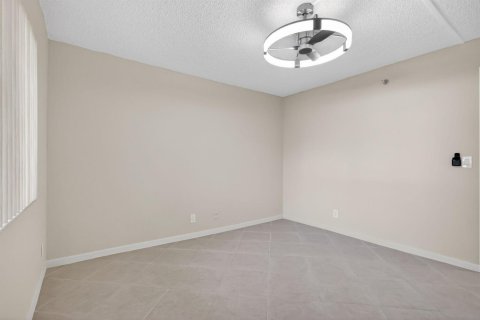 Condo in Lake Worth, Florida, 2 bedrooms  № 2251477 - photo 14