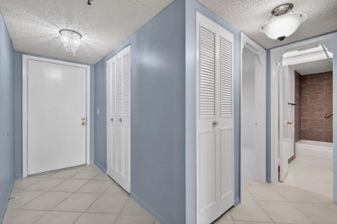 Condo in Lake Worth, Florida, 2 bedrooms  № 2251477 - photo 4