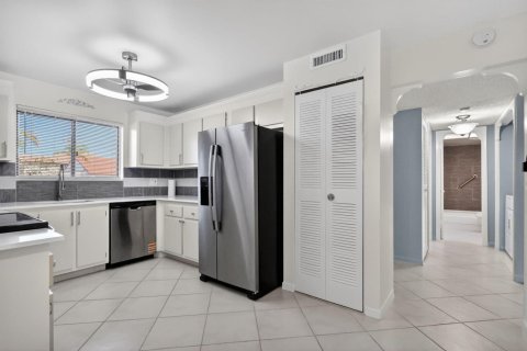 Condo in Lake Worth, Florida, 2 bedrooms  № 2251477 - photo 9