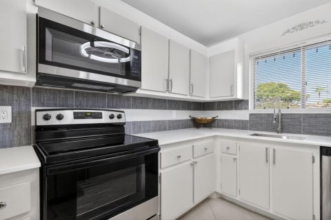 Condo in Lake Worth, Florida, 2 bedrooms  № 2251477 - photo 7