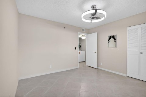Condo in Lake Worth, Florida, 2 bedrooms  № 2251477 - photo 15