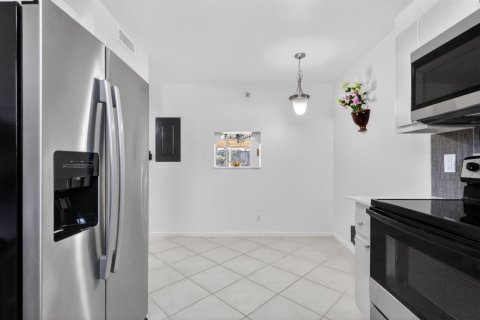 Condo in Lake Worth, Florida, 2 bedrooms  № 2251477 - photo 6