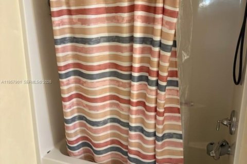 Снять в аренду виллу или дом в Форт Майерс, Флорида 4 спальни, № 2020748 - фото 13