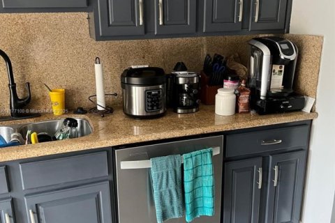 Villa ou maison à vendre à Hollywood, Floride: 2 chambres, 109.9 m2 № 1923946 - photo 10