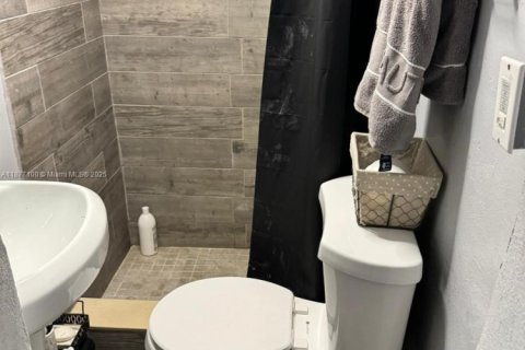 Villa ou maison à vendre à Hollywood, Floride: 2 chambres, 109.9 m2 № 1923946 - photo 17