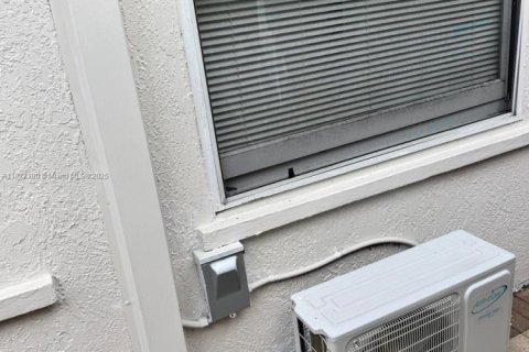 Villa ou maison à vendre à Hollywood, Floride: 2 chambres, 109.9 m2 № 1923946 - photo 30