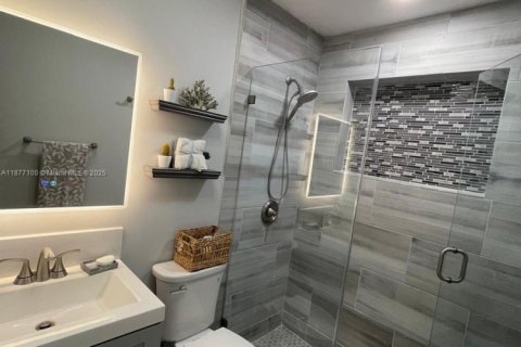 Villa ou maison à vendre à Hollywood, Floride: 2 chambres, 109.9 m2 № 1923946 - photo 13