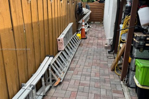 Villa ou maison à vendre à Hollywood, Floride: 2 chambres, 109.9 m2 № 1923946 - photo 28