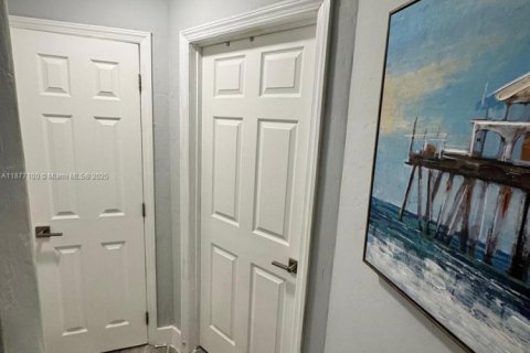 Villa ou maison à vendre à Hollywood, Floride: 2 chambres, 109.9 m2 № 1923946 - photo 5