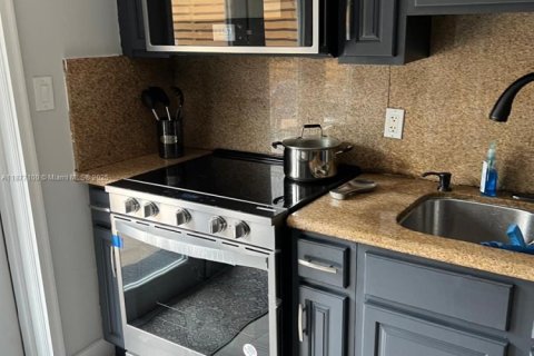 Villa ou maison à vendre à Hollywood, Floride: 2 chambres, 109.9 m2 № 1923946 - photo 11