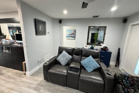 Villa ou maison à vendre à Hollywood, Floride: 2 chambres, 109.9 m2 № 1923946 - photo 4