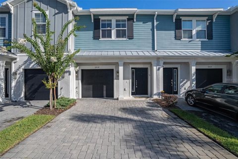 Townhouse in Tampa, Florida 3 bedrooms, 175.03 sq.m. № 1808102 - photo 1